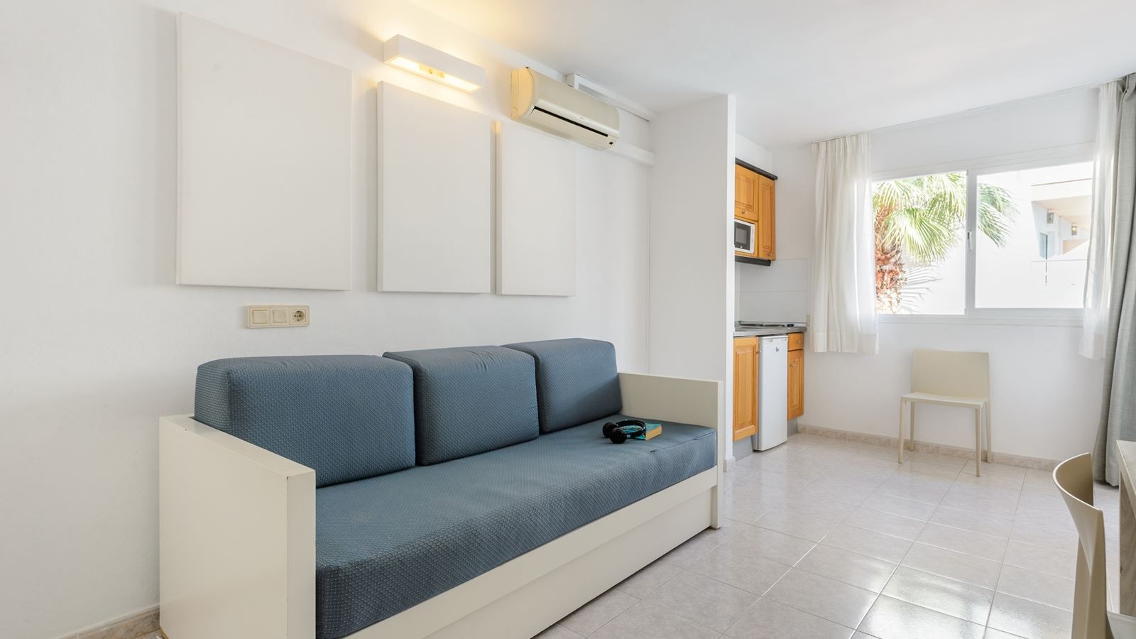 rooms-apartment-1-bedroom-balcony-or-terrace