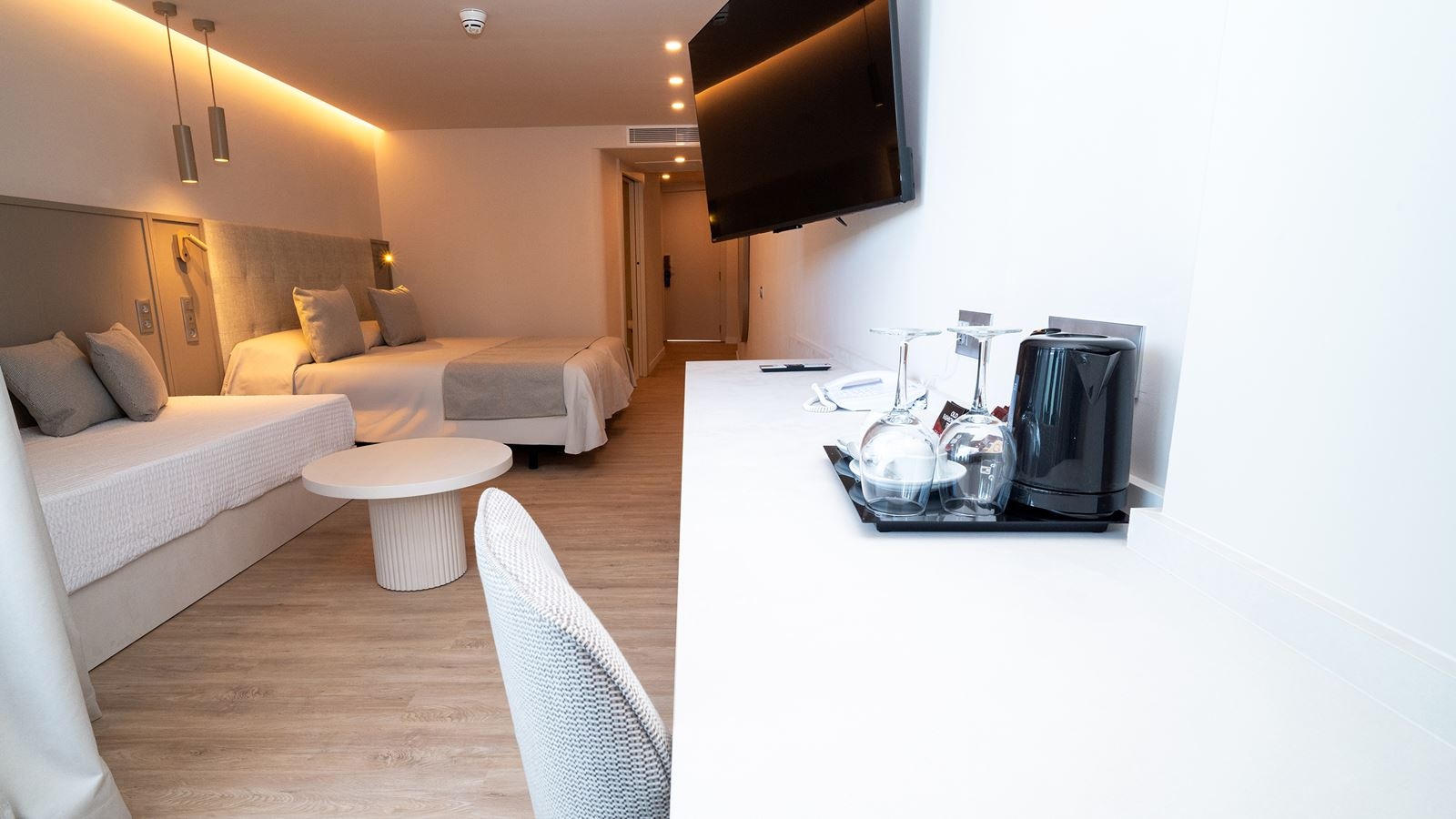 rooms-double-room-with-side-sea-view-balcony-or-terrace