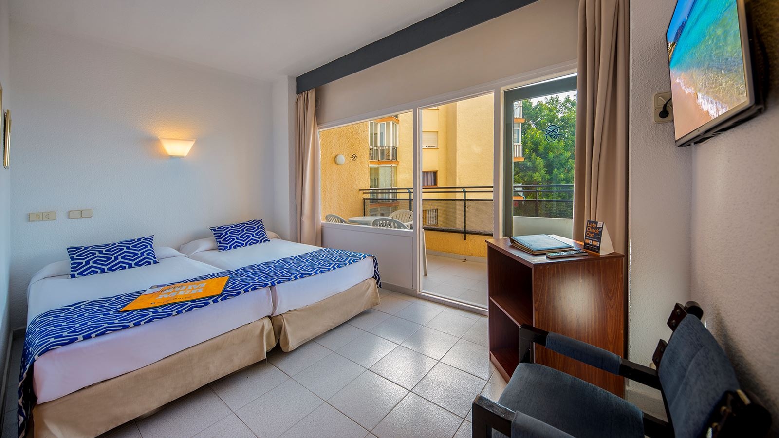 rooms-quadruple-room