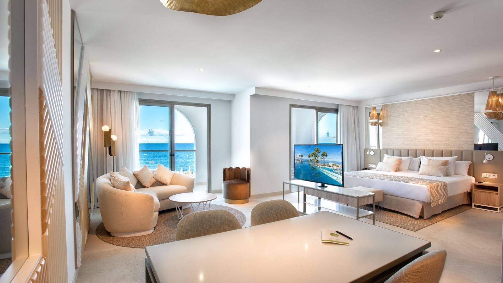 rooms-suite-platinum-lateral-sea-view