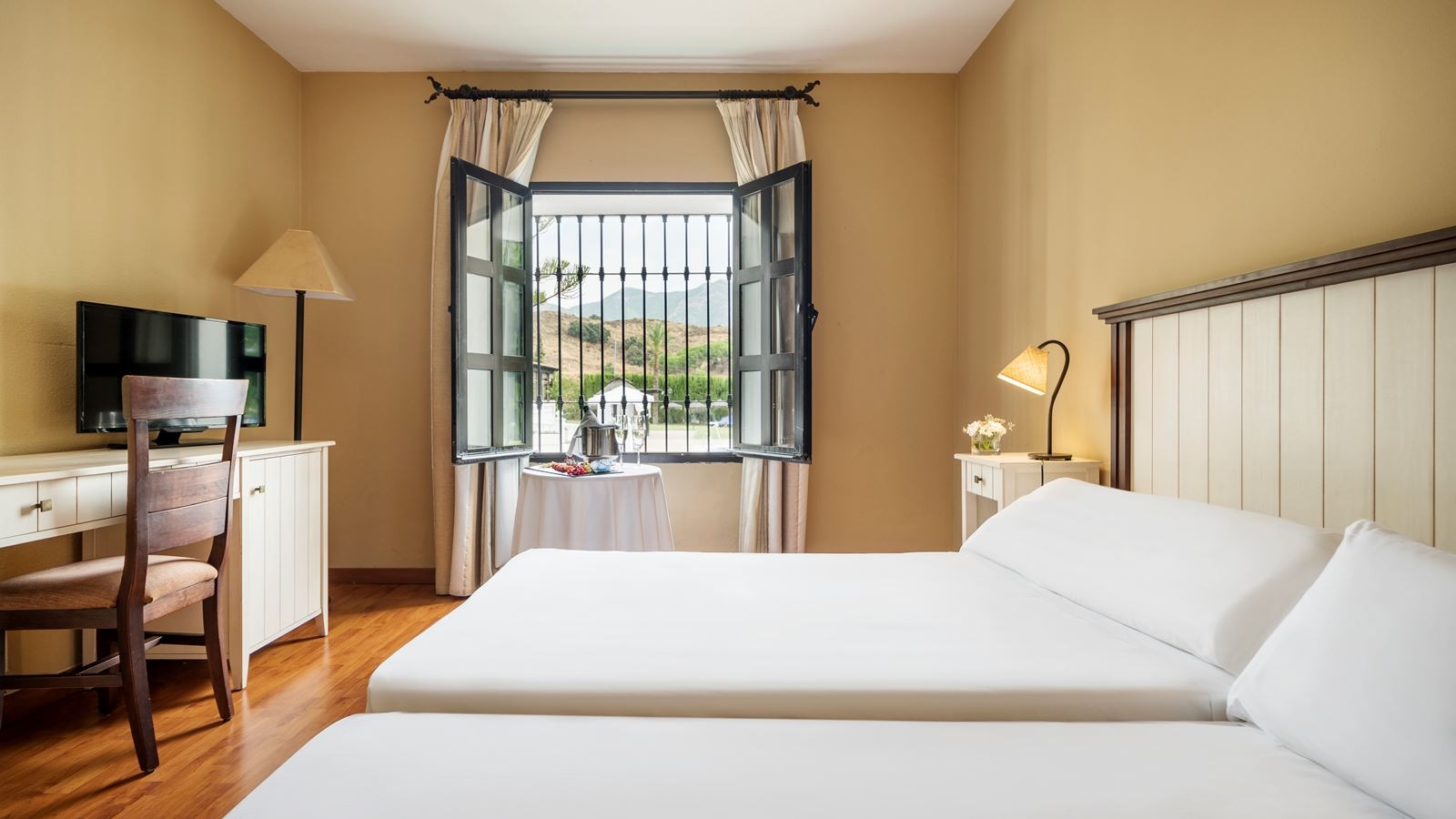 rooms-double-room-pool-view