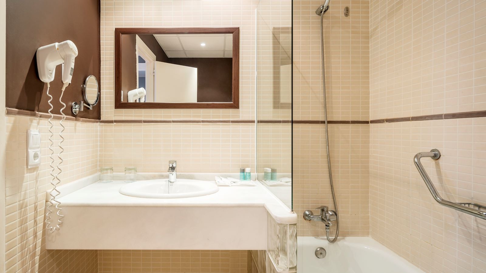 rooms-double-room-pool-view