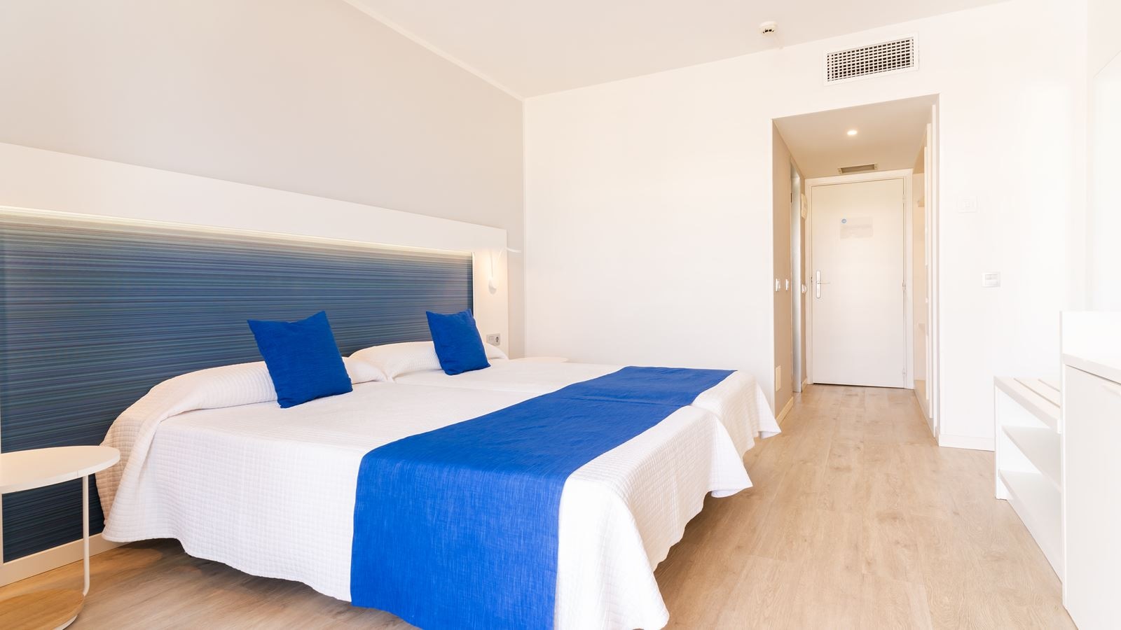 rooms-double-superior-room-for-single-use-with-side-sea-view-and-balcony-doble-superior