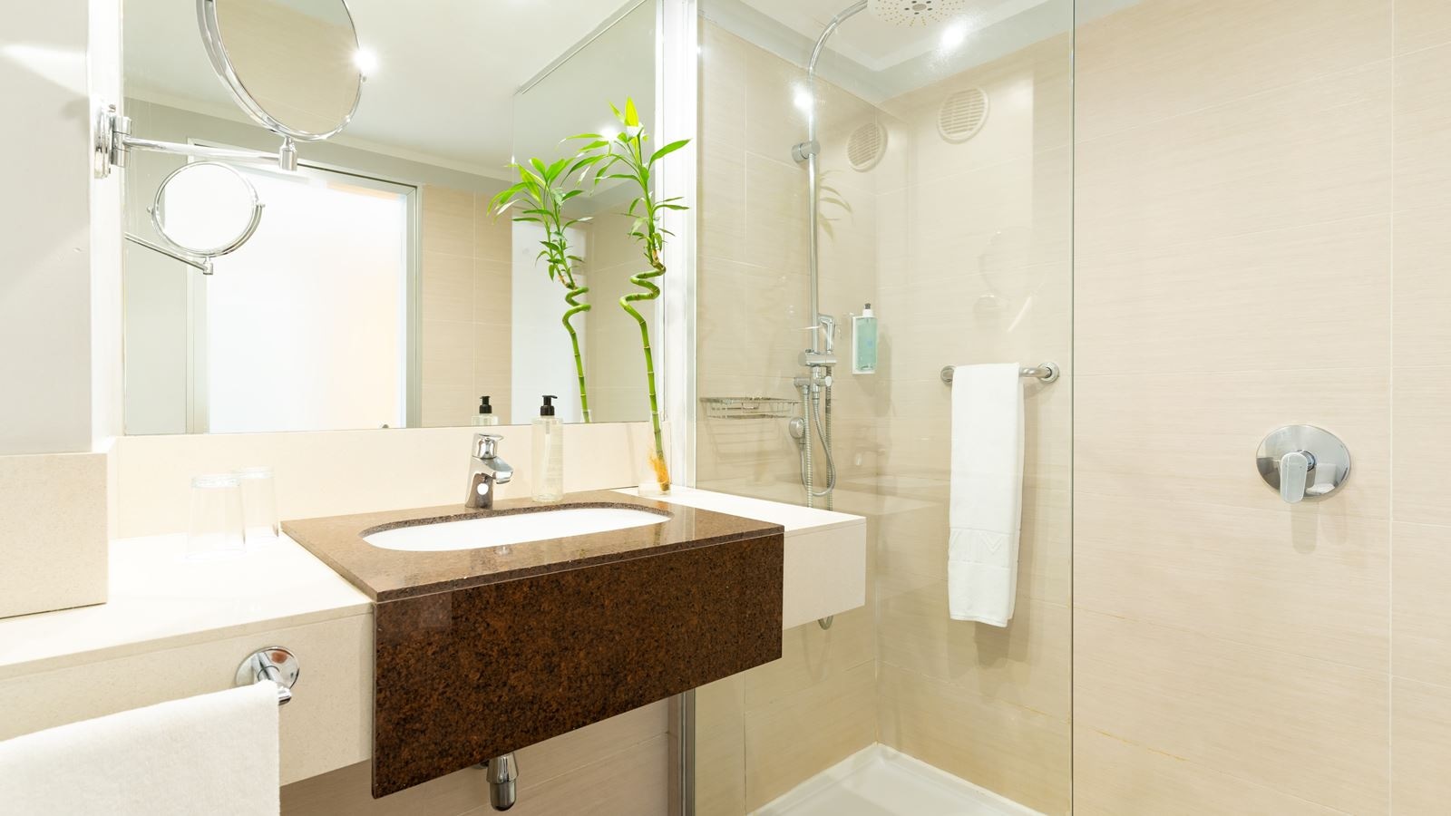 rooms-double-superior-room-for-single-use-with-side-sea-view-and-balcony-doble-superior