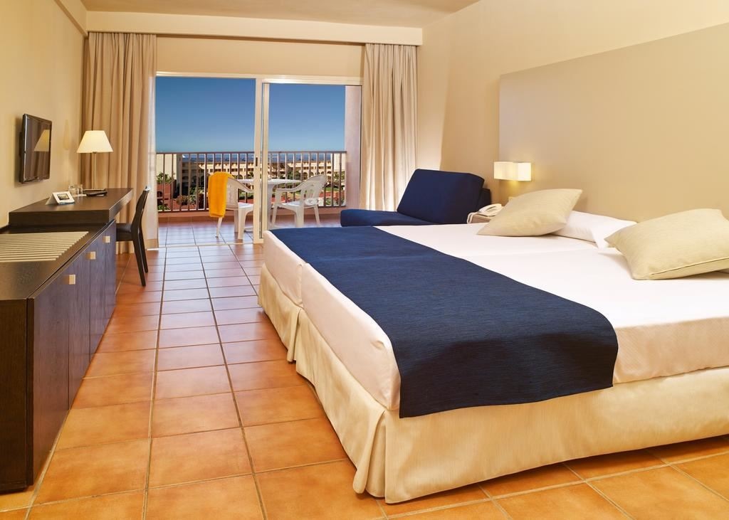 rooms-room-standard-pool-view--balcony-or-terrace