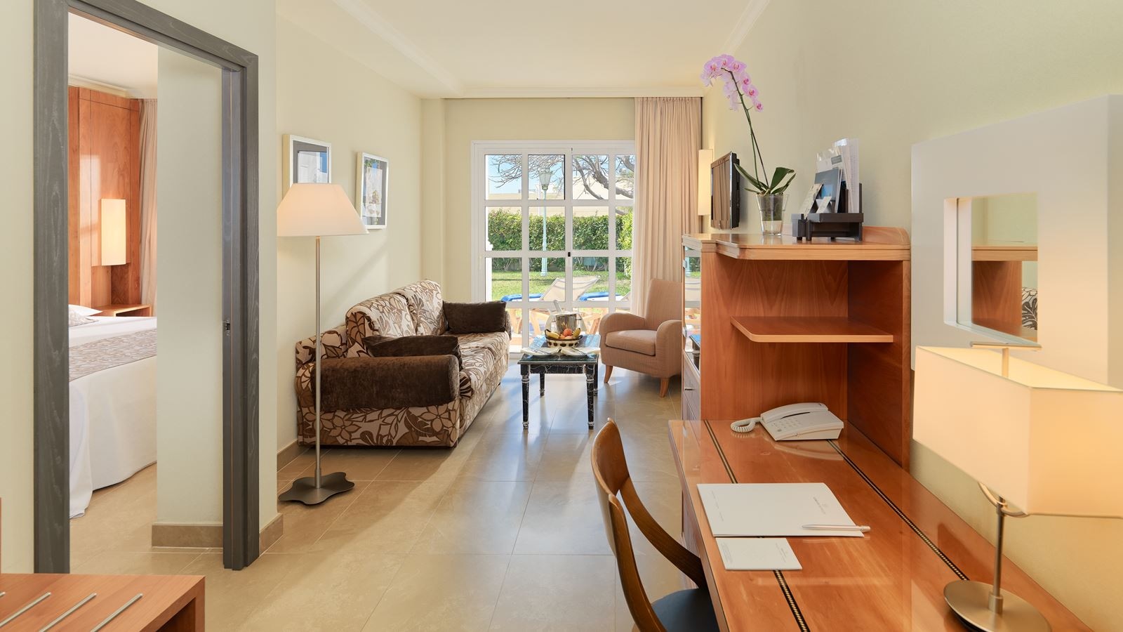 rooms-junior-suite-standard-room