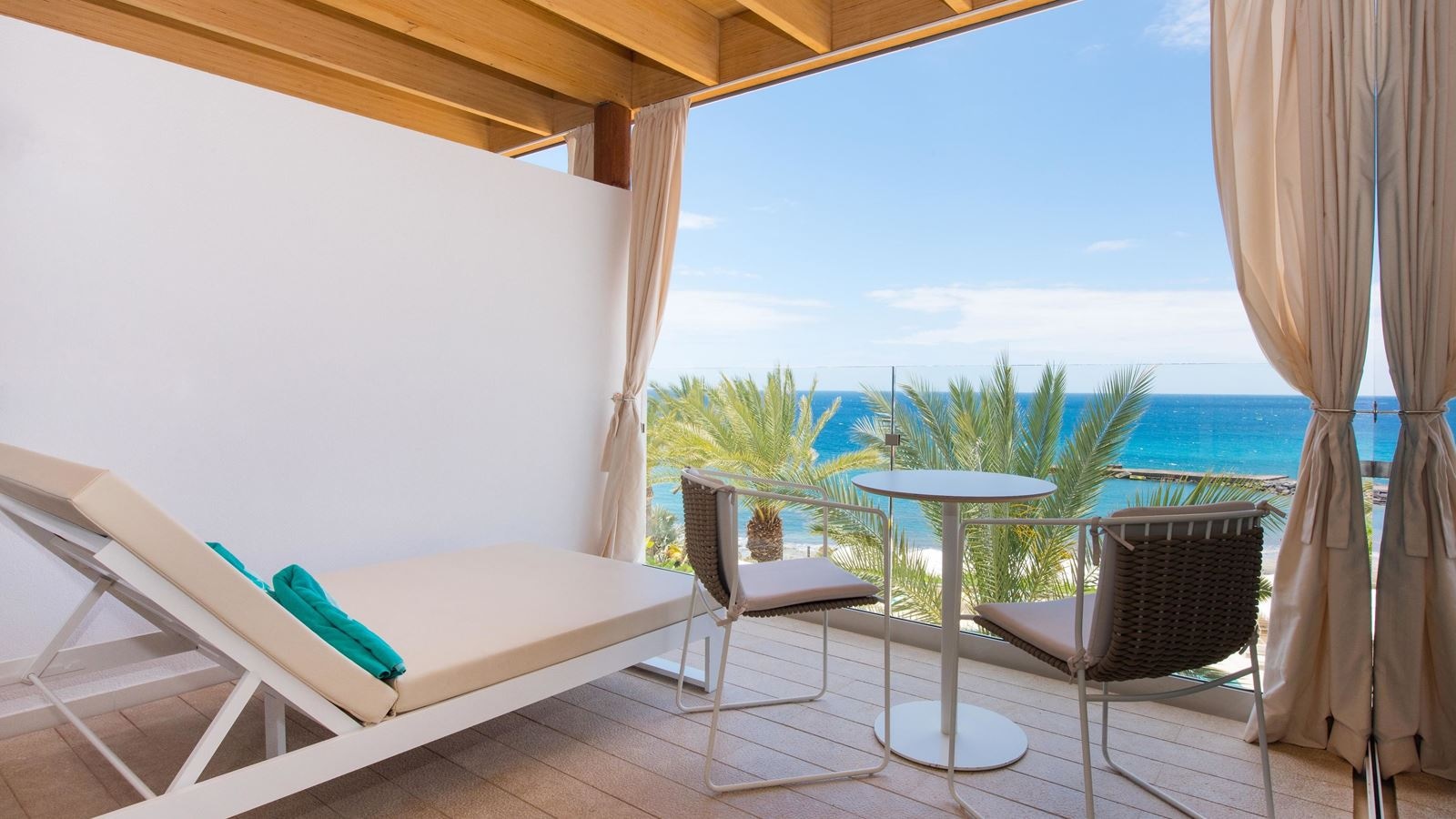 rooms-suite-sea-view-priority-location
