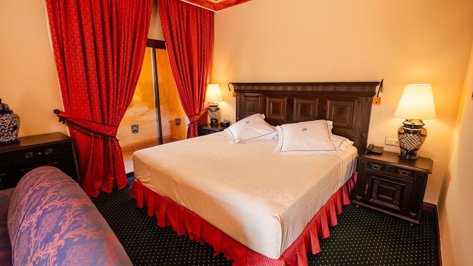 rooms-double-room-street-view-balcony-or-terrace