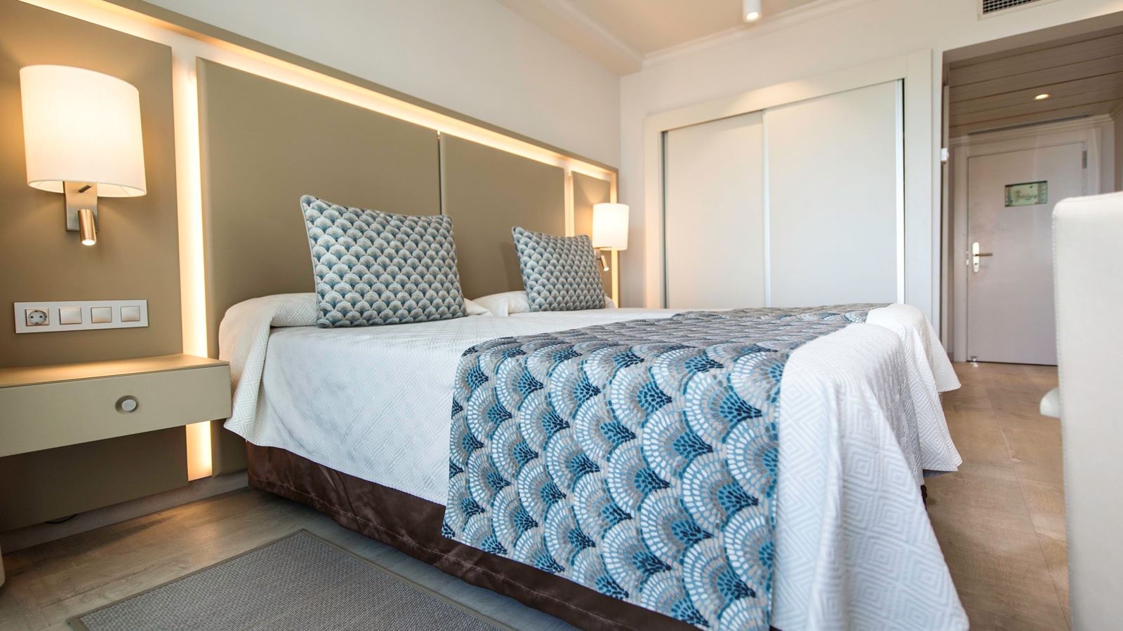 rooms-double-standard-room-balcony-or-terrace