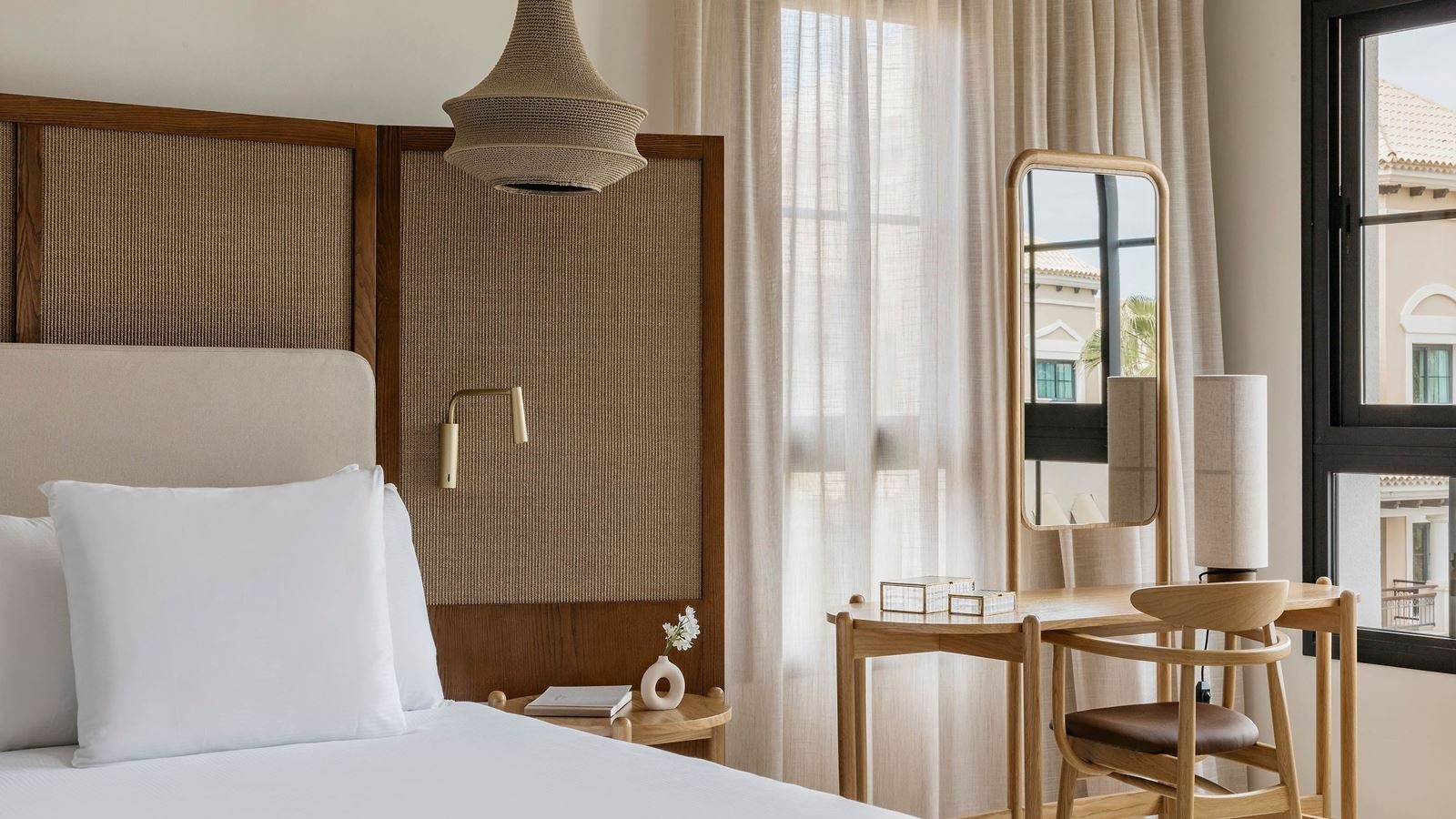 rooms-red-level--master-suite-resort-view