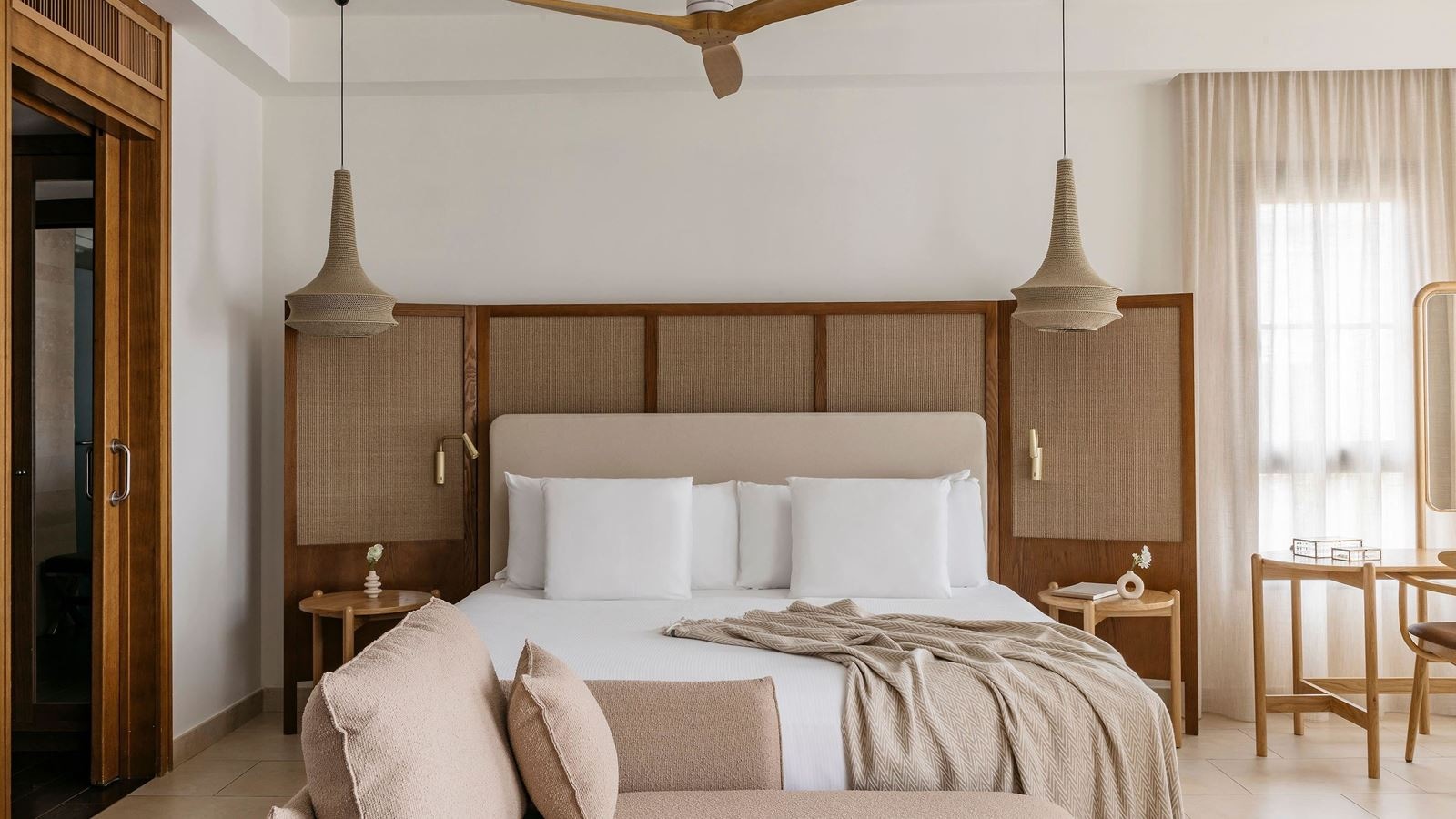 rooms-red-level--master-suite-resort-view