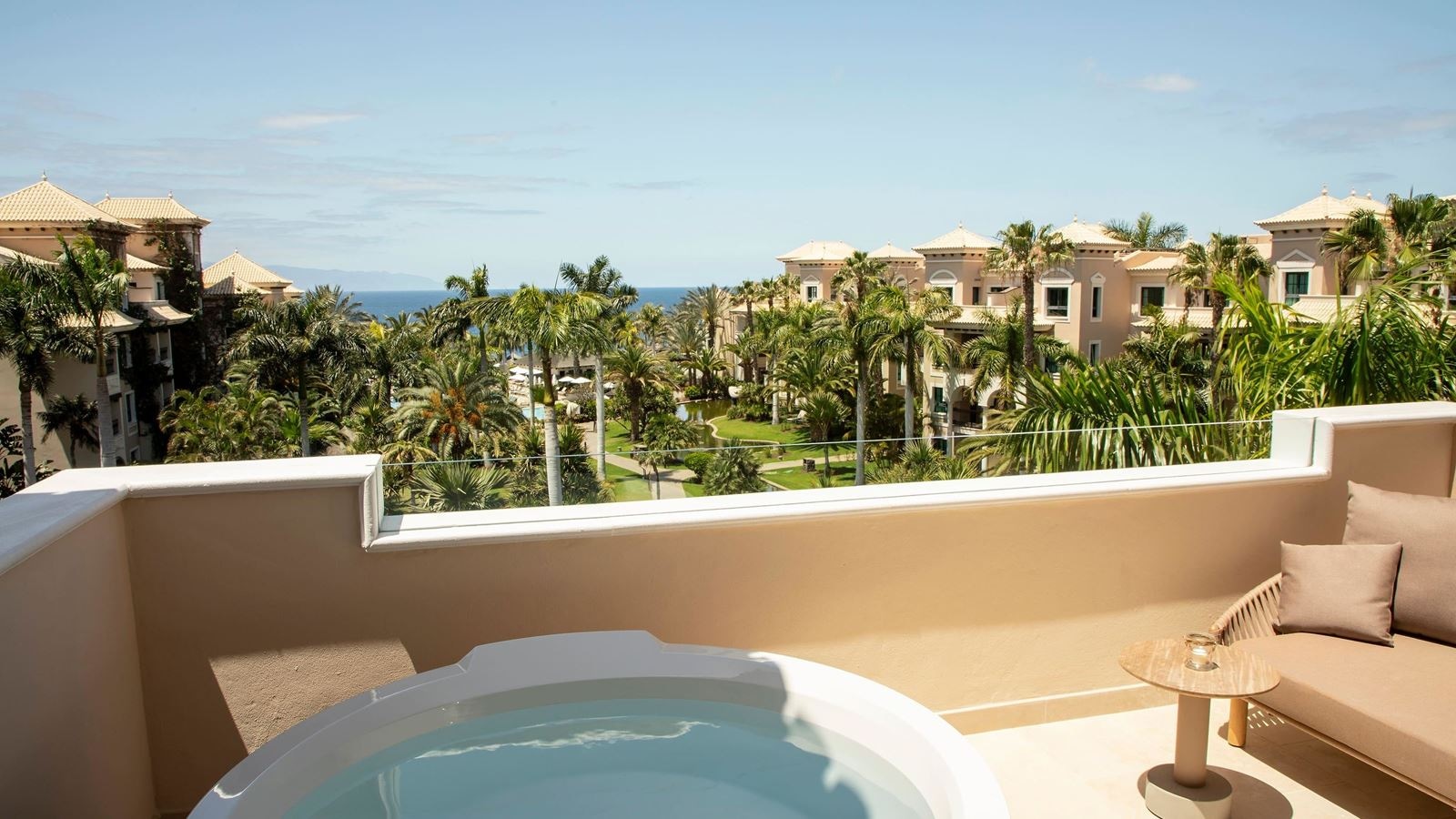 rooms-red-level--master-suite-resort-view