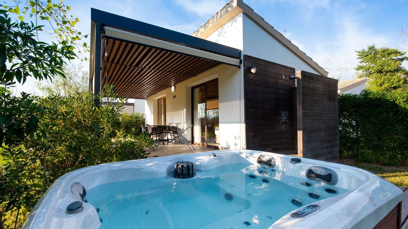 rooms-bungalow-superior-with-jacuzzi