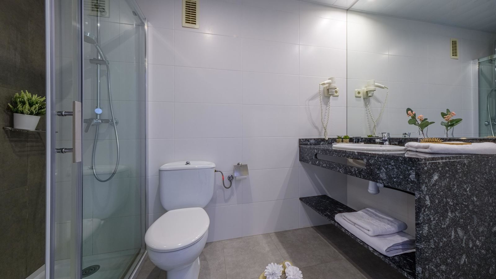 rooms-apartment-24-pax