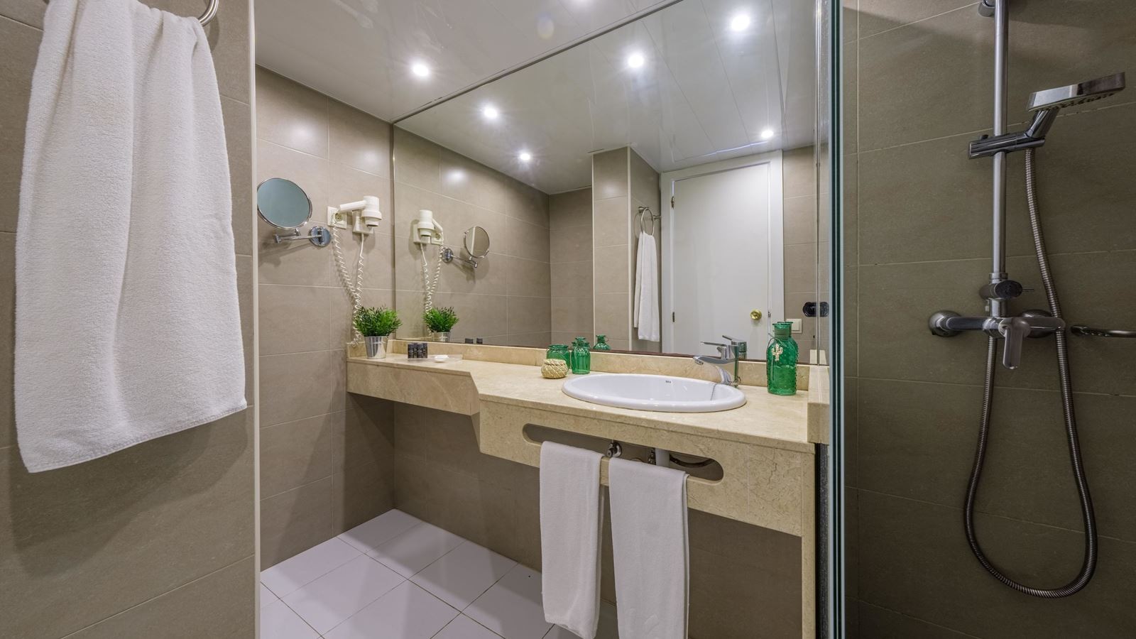 rooms-apartment-24-pax