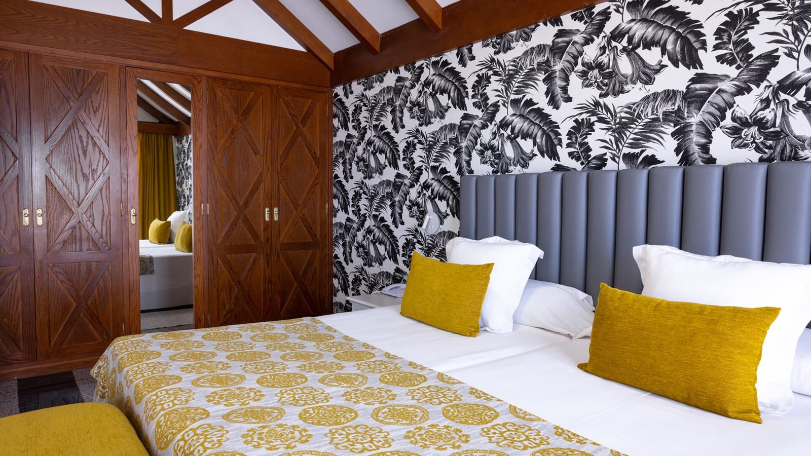 rooms-suite-sea-view-7th-floor-with-balcony-or-terrace-suitevmar