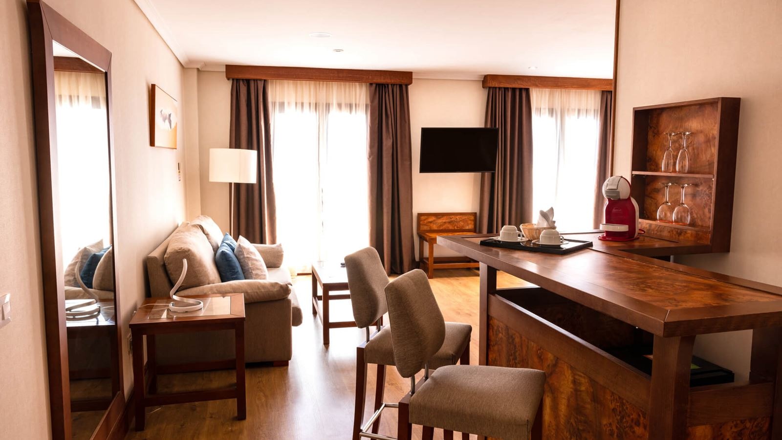 rooms-suite-mountain-view-7th-floor-with-balcony-or-terrace-suite