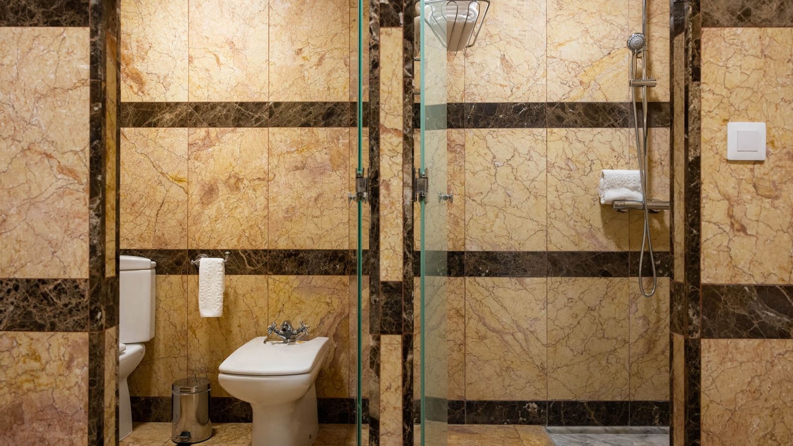 rooms-suite-mountain-view-7th-floor-with-balcony-or-terrace-suite