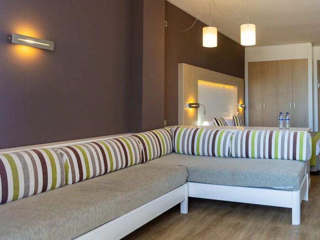 rooms-quadruple-room--balcony-or-terrace