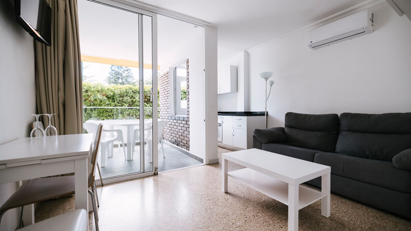 rooms-1-bedroom-apartment-balcony-or-terrace