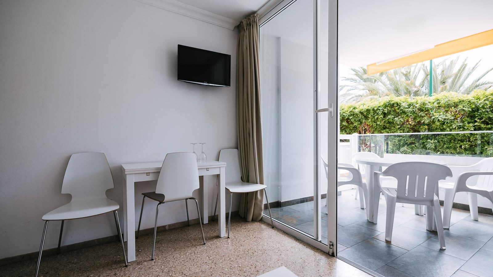 rooms-1-bedroom-apartment-balcony-or-terrace