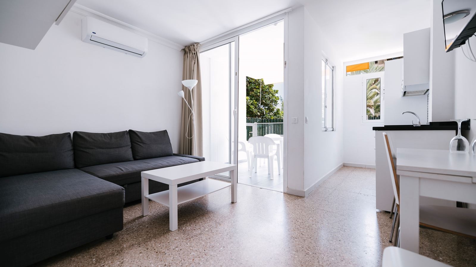 rooms-1-bedroom-apartment-balcony-or-terrace