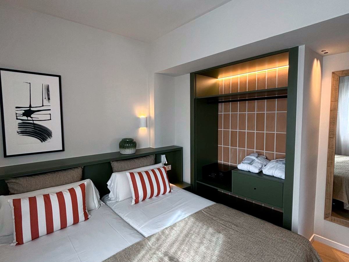 rooms-one-bedroom-apartment-pool-view