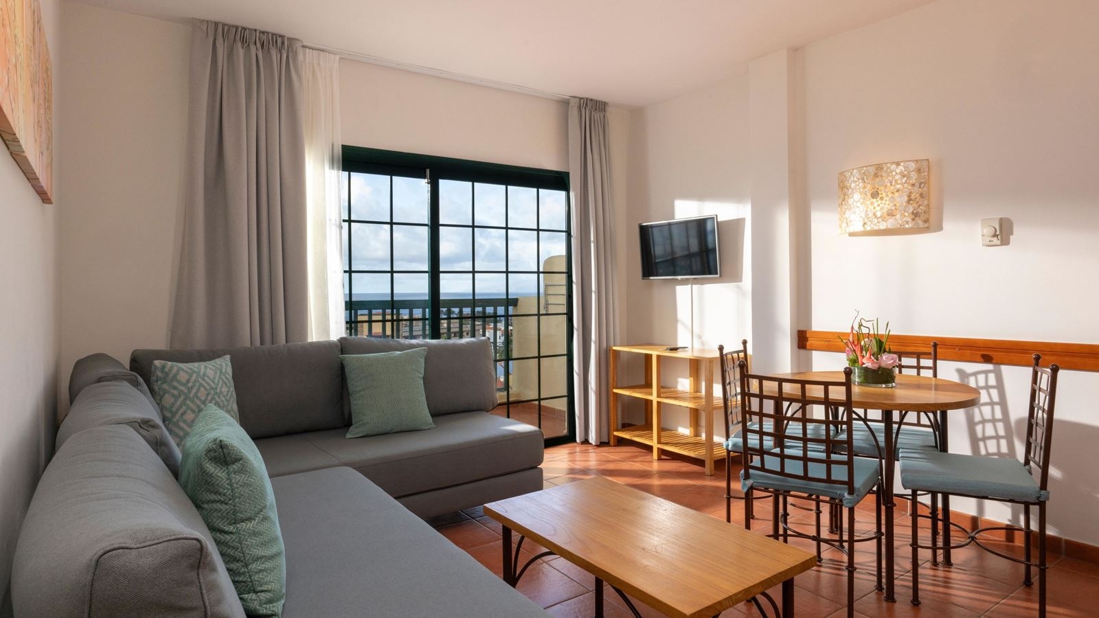 rooms-apartment-interconnected-1-bedroom-with-balcony