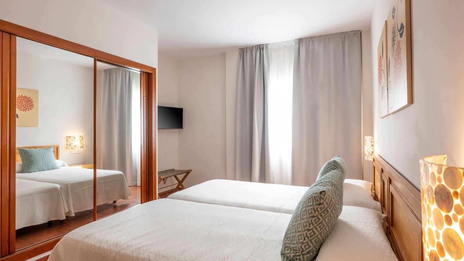 rooms-bungalow-interconnected-1-bedroom-with-terrace