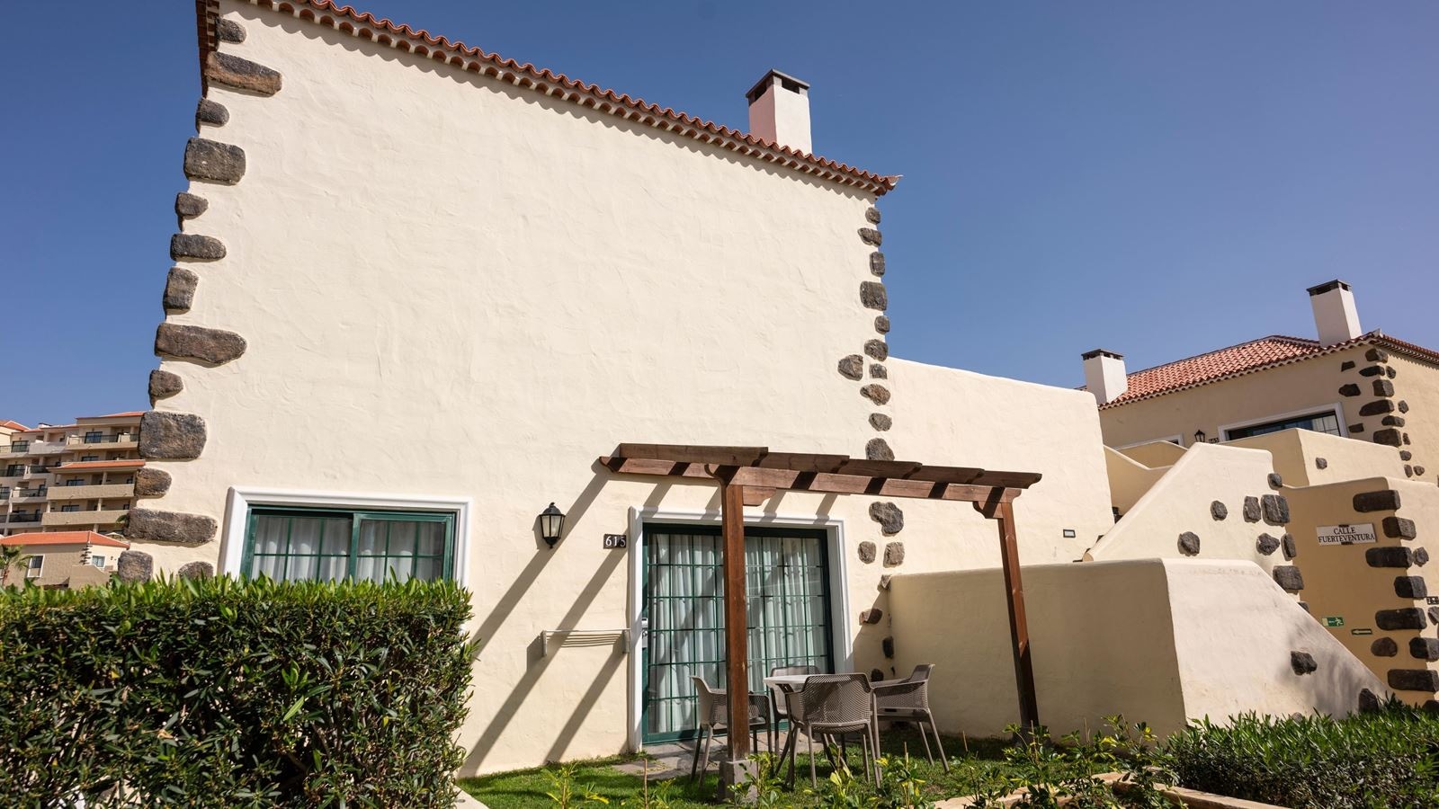 rooms-bungalow-interconnected-1-bedroom-with-terrace