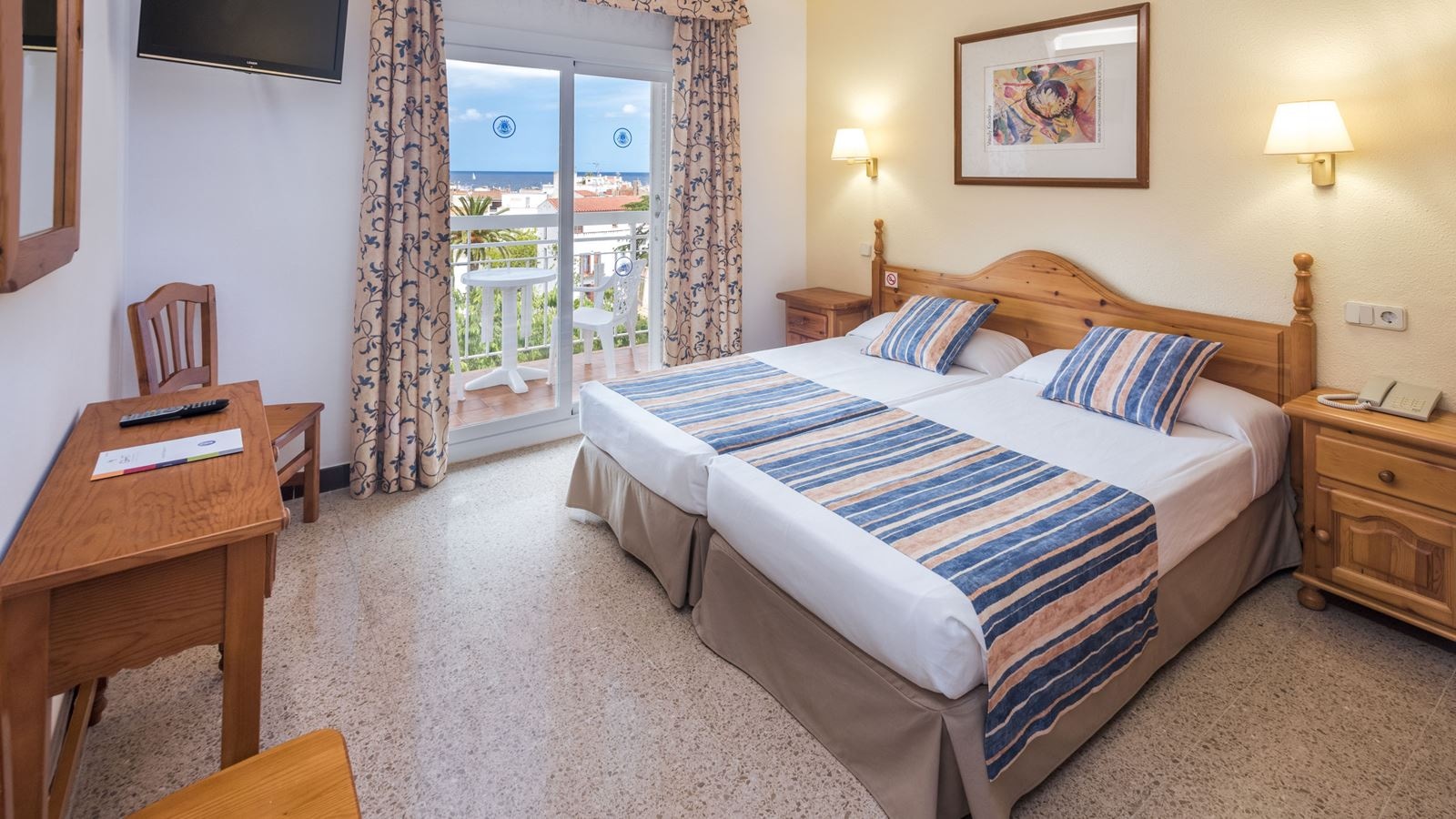 rooms-double-room-pool-view