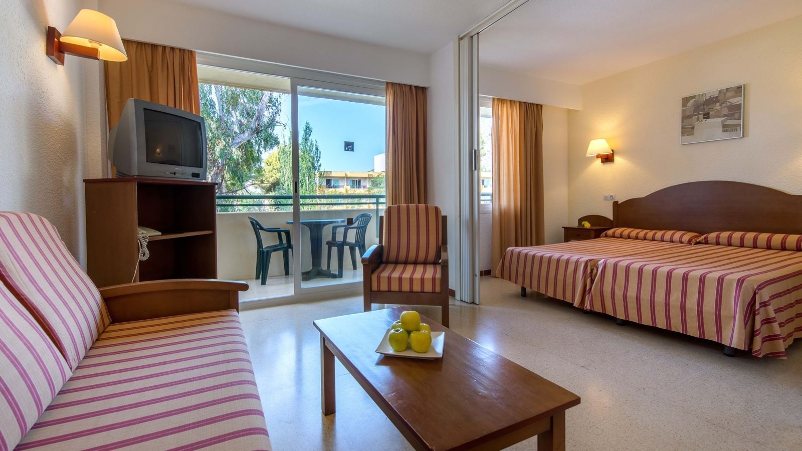 rooms-one-bedroom-apartment-balcony-or-terrace