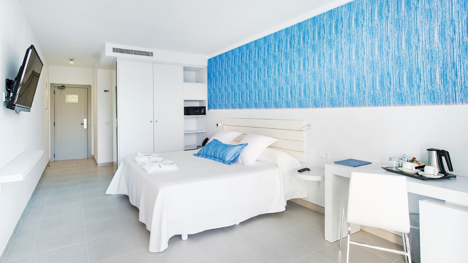 rooms-premium-pool-view