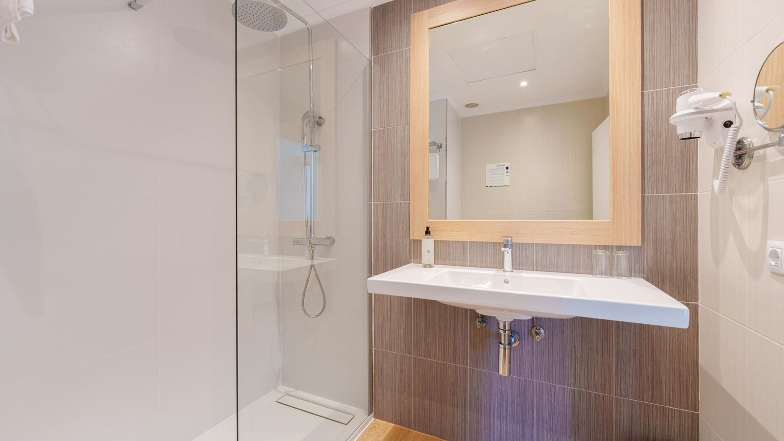 rooms-dbl-for-singleuse-balcony-or-terrace