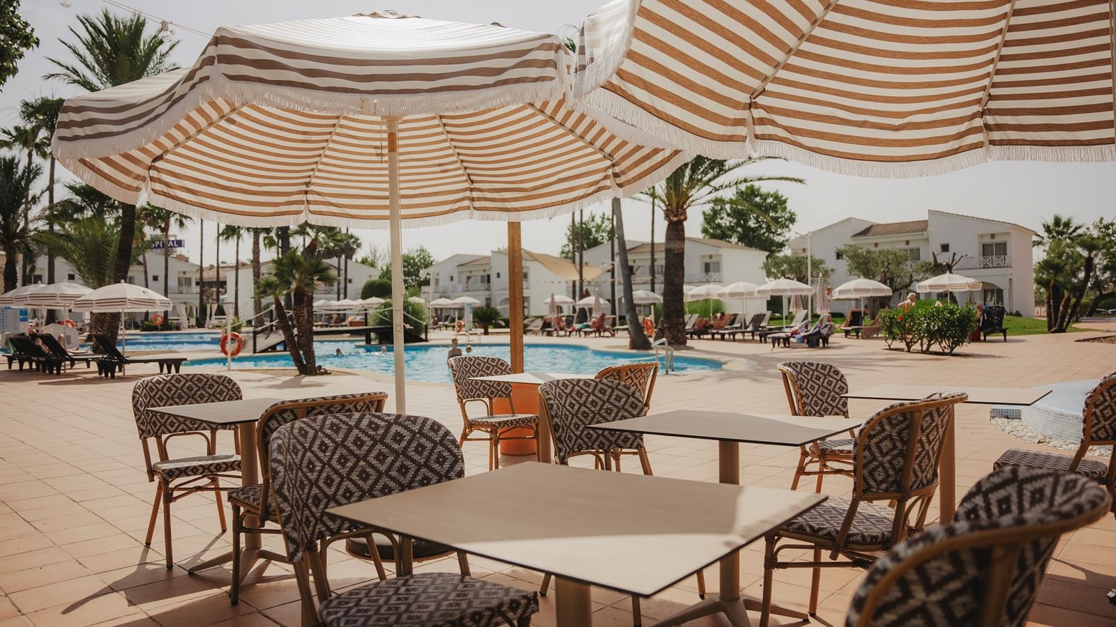 bars-poolside-foodtruck