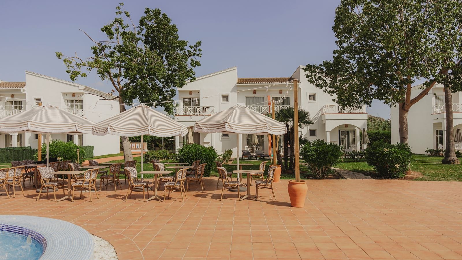 bars-poolside-foodtruck