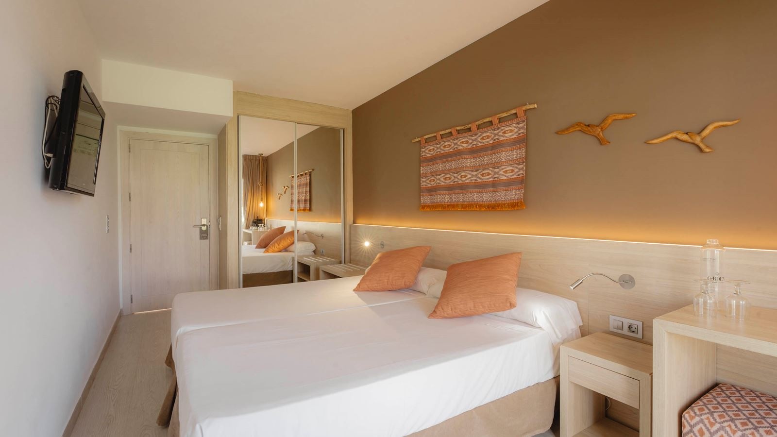 rooms-room-double-balcony