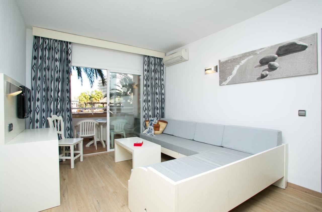 rooms-2bedroom-standard-apartment-balcony-or-terrace