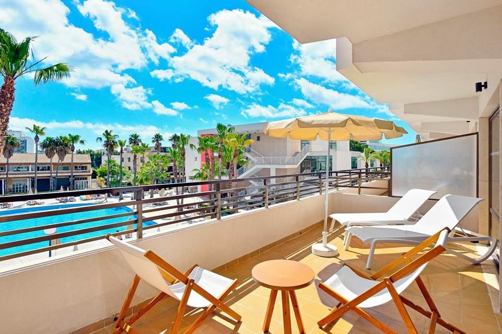 rooms-junior-suite-pool-view