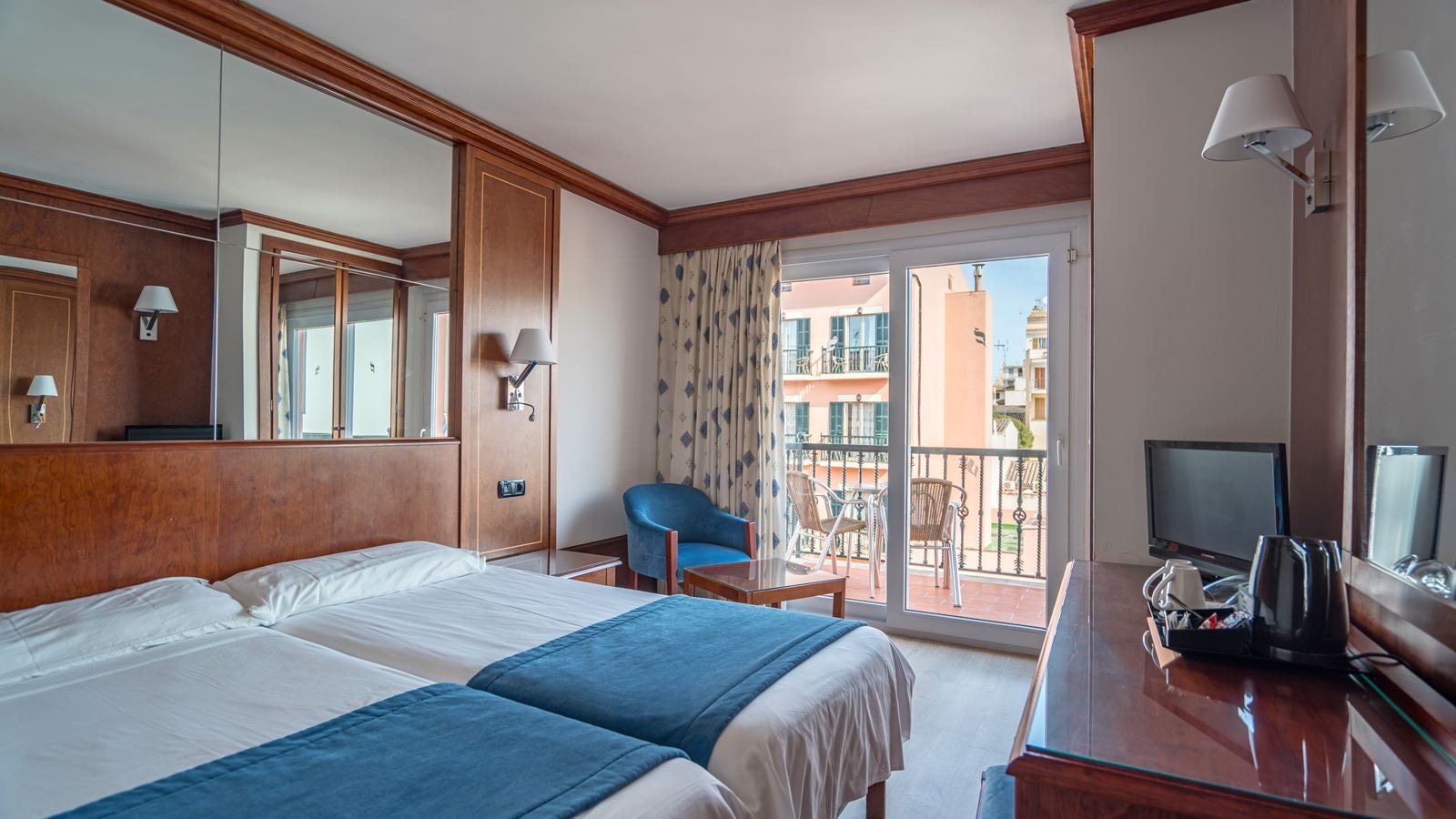 rooms-room-standard-mainbuilding-double-balcony