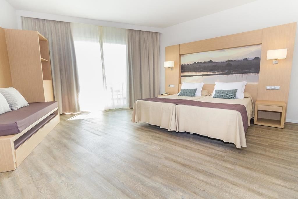 rooms-standard-familyroom-balcony-or-terrace