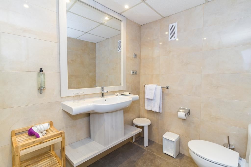 rooms-standard-familyroom-balcony-or-terrace