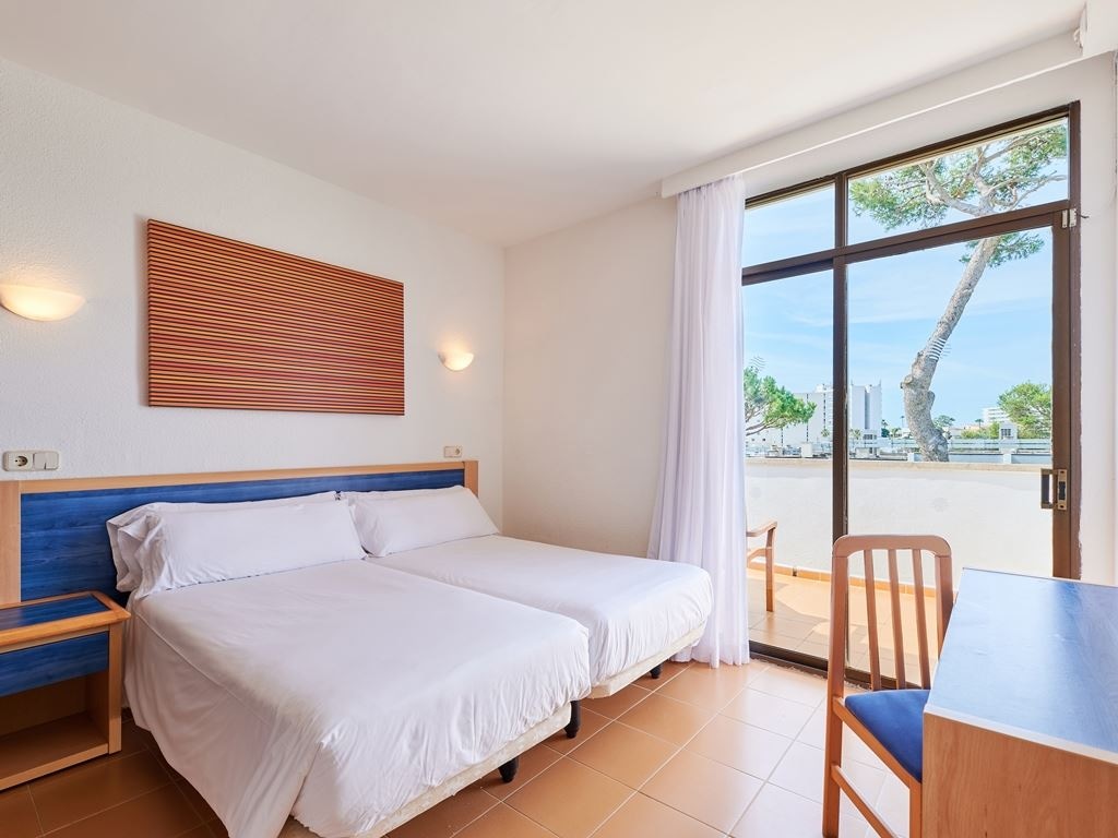 rooms-room-family-2-bedrooms-garden-view-balcony-or-terrace