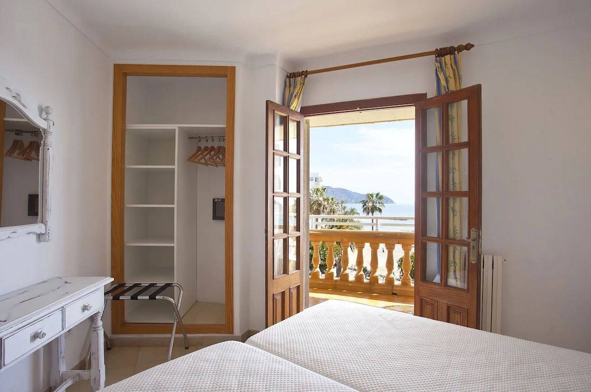 rooms-2-bedroom-apartment-sideseaview-balcony-or-terrace