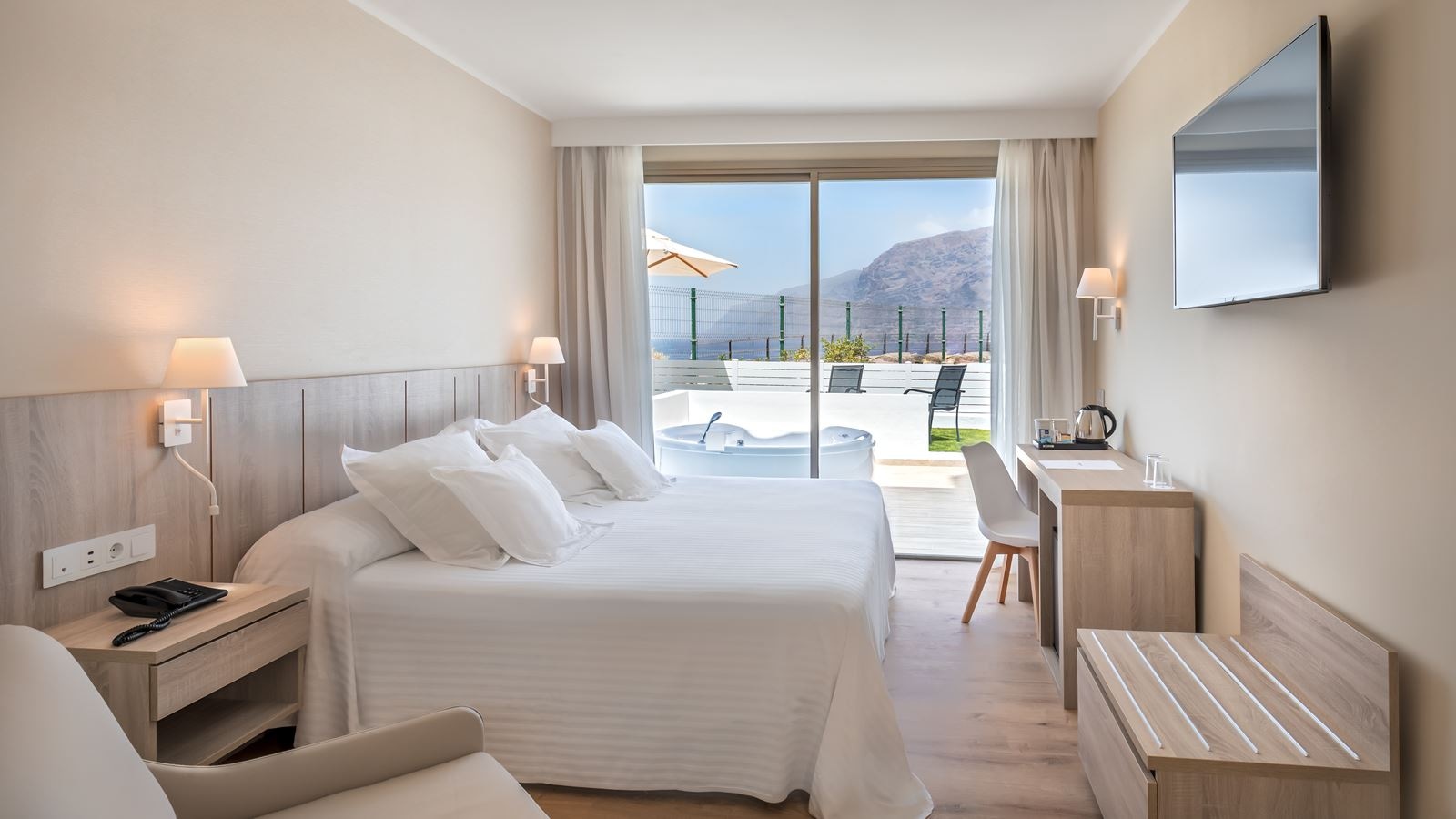 rooms-deluxe-garden-view-with-hot-tub-balcony-or-terrace