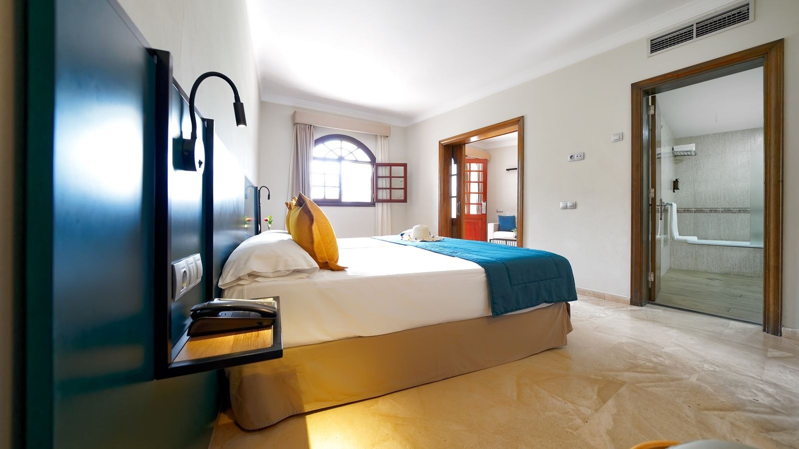 rooms-family-suite-pool-view-1-bedroom-with-terrace