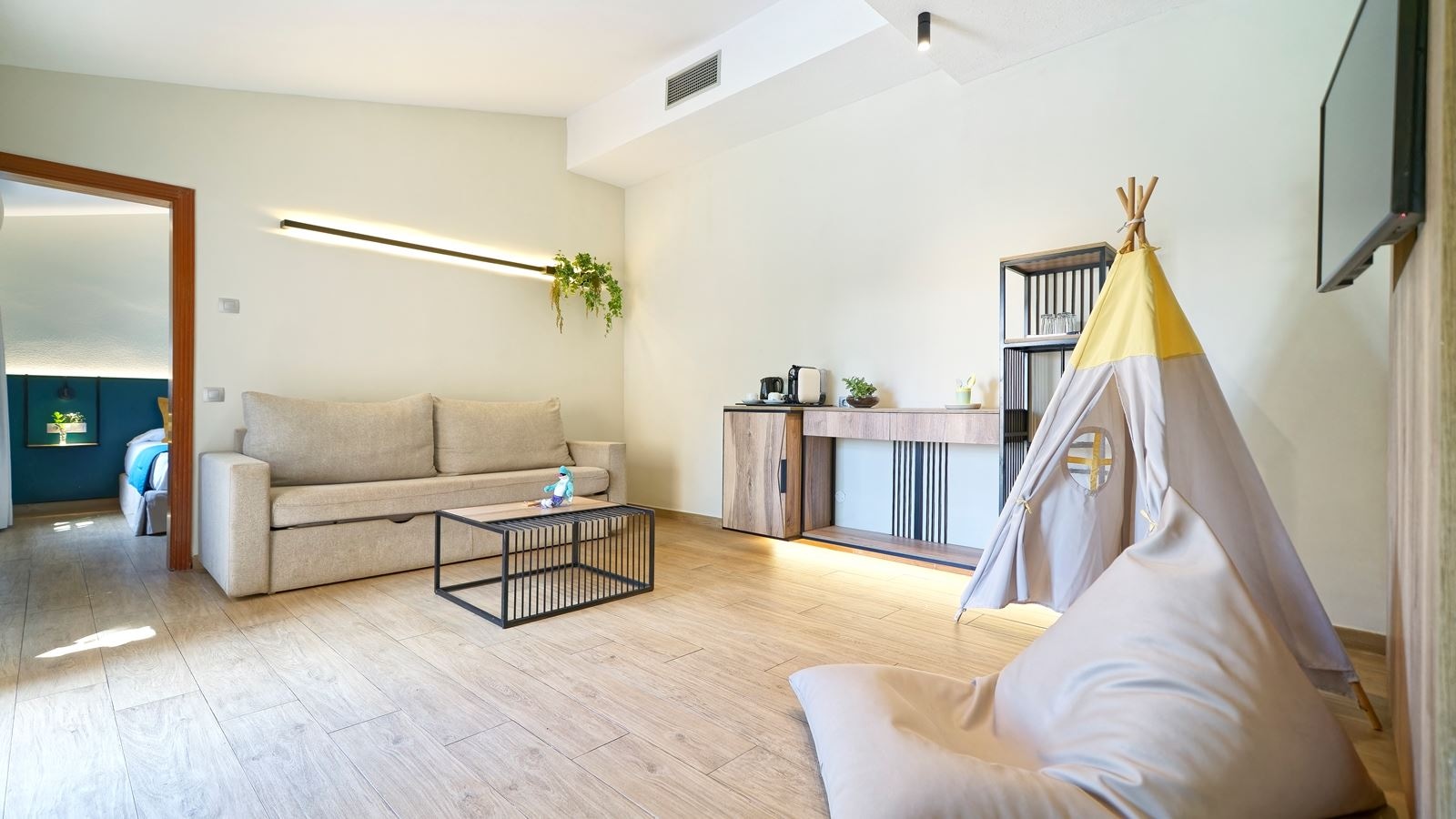 rooms-family-suite-pool-view-1-bedroom-with-terrace