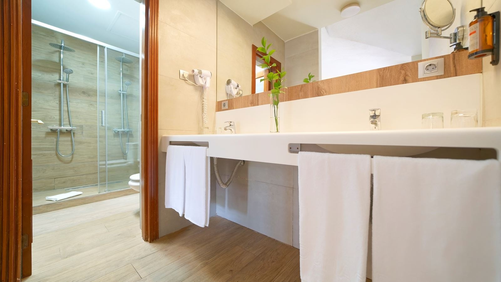 rooms-family-suite-pool-view-1-bedroom-with-terrace