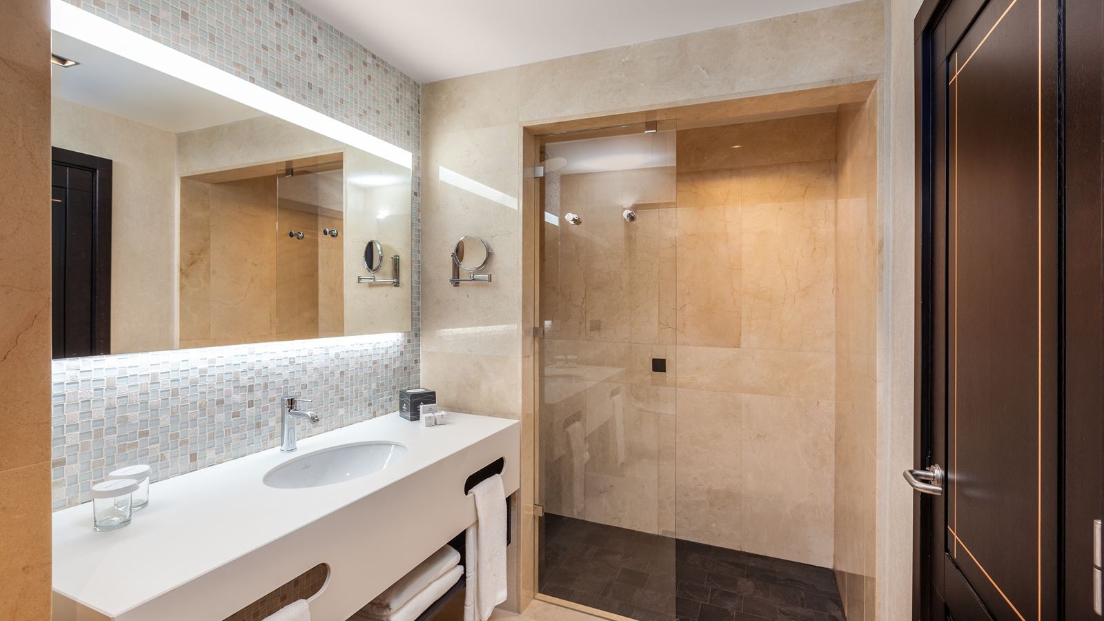 rooms-spv-double-supreme-pool-view-balcony