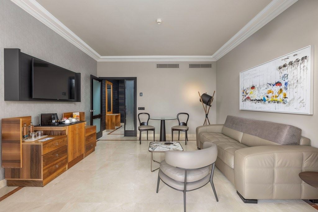 rooms-msuiv-master-suite-sea-view-balcony